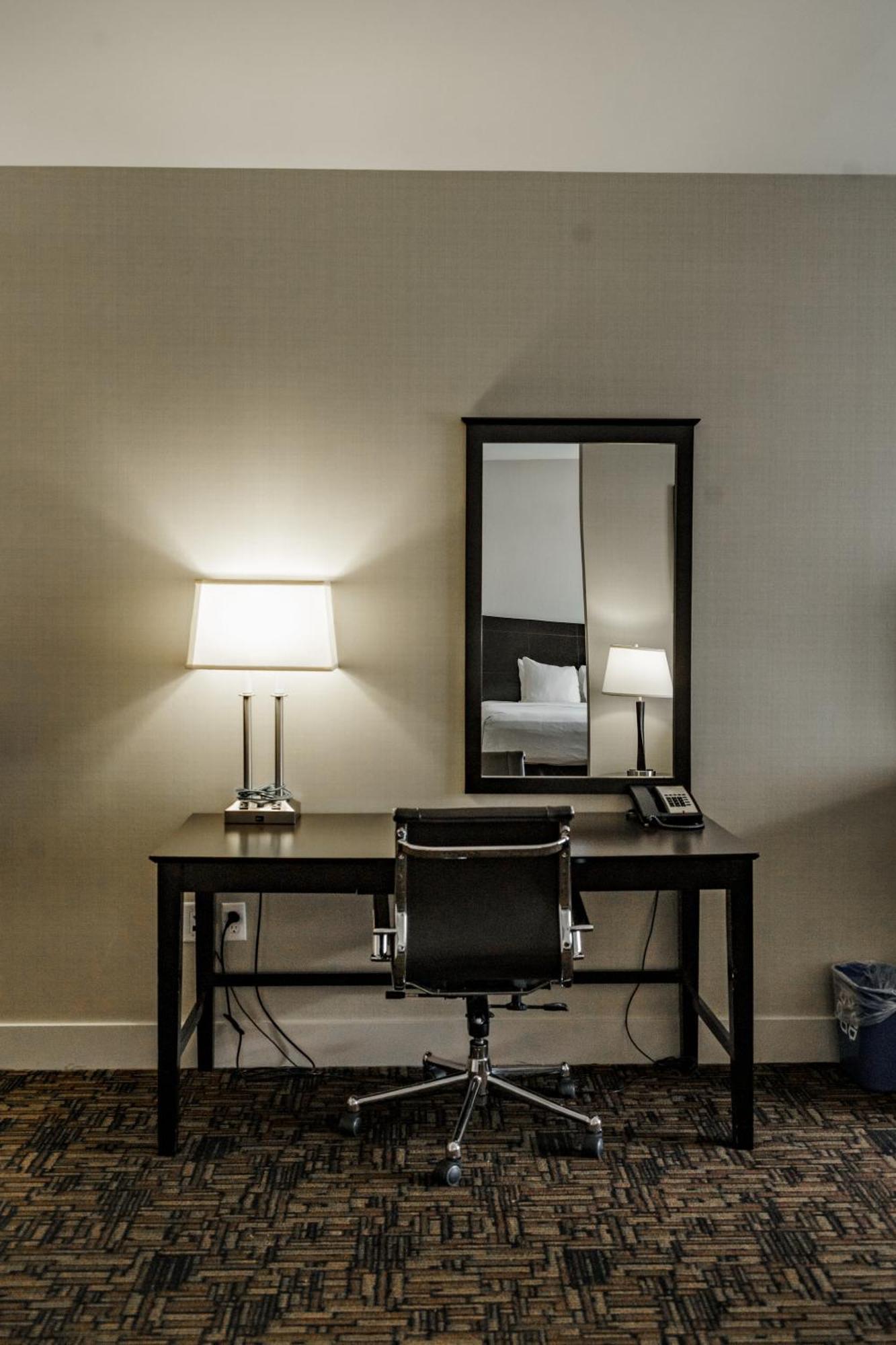 วินเกต บาย วินด์แฮม เอดมันตัน แอร์พอร์ต Hotel เลอดูค ภายนอก รูปภาพ